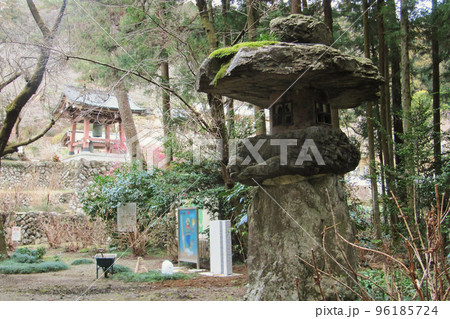 龍恩寺にある石灯篭／埼玉県入間郡越生町 96185724