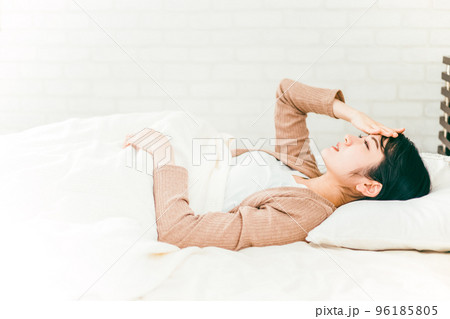睡眠時に頭痛・悪夢で眠れない不眠症の日本人女性（ベッドルーム） 96185805