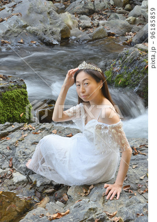 渓谷の中の女性 96185859