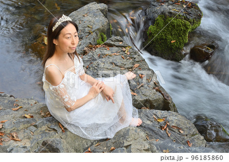 渓谷の中の女性 96185860