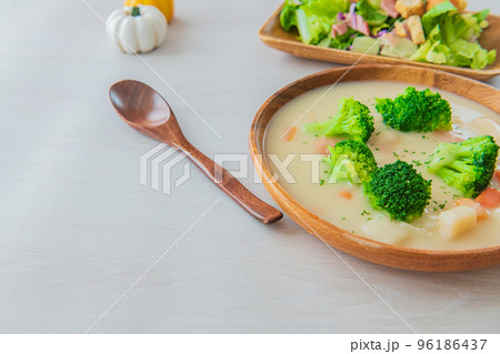 ホワイトシチュー 白背景 テーブルウエア クローズアップ素材  96186437