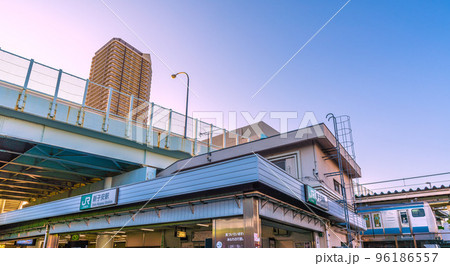 日本の横浜都市景観　夕日に映えるJR新子安駅を望む 96186557