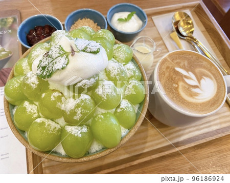 おしゃれな韓国カフェで食べたソルビン おしゃれな韓国カフェで食べたソルビン 96186924