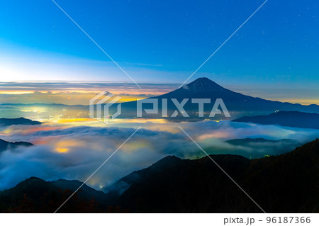 七色雲海と富士山 96187366