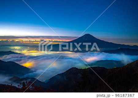 七色雲海と富士山 96187367