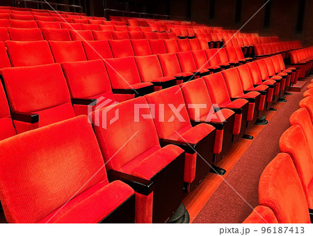 会場前・劇場の赤いシート 会場前・劇場の赤いシート 96187413