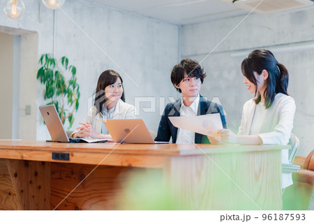 議論する若いビジネスパーソン 議論する若いビジネスパーソン 96187593