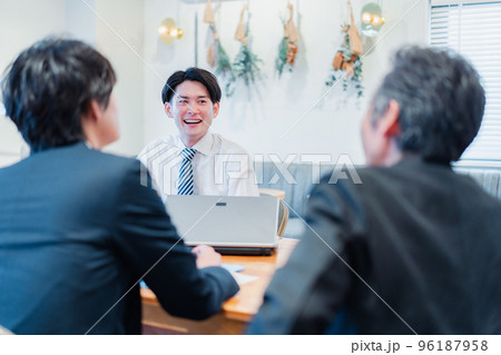 オフィスで会話をするビジネスマン 96187958