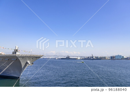 神奈川県横浜市　横浜みなとみらいと停泊している軍艦 96188040
