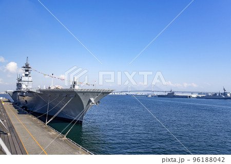 神奈川県横浜市 横浜みなとみらいと停泊している軍艦 神奈川県横浜市 横浜みなとみらいと停泊している軍艦 96188042