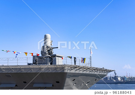 神奈川県横浜市　横浜みなとみらいと停泊している軍艦 96188043