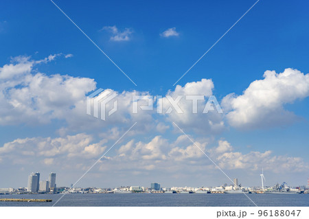 神奈川県横浜市　横浜みなとみらいと停泊している軍艦 96188047