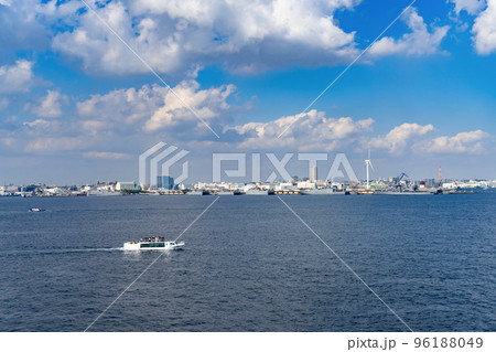 神奈川県横浜市　横浜みなとみらいと停泊している軍艦 96188049