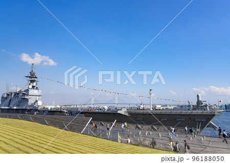 神奈川県横浜市　横浜みなとみらいと停泊している軍艦 96188050
