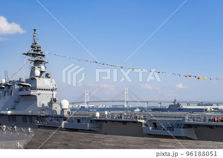 神奈川県横浜市　横浜みなとみらいと停泊している軍艦 96188051