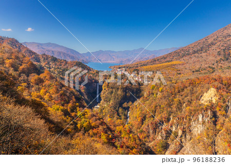 明智平展望台から紅葉の奥日光中禅寺湖と華厳の滝と白雲滝 96188236