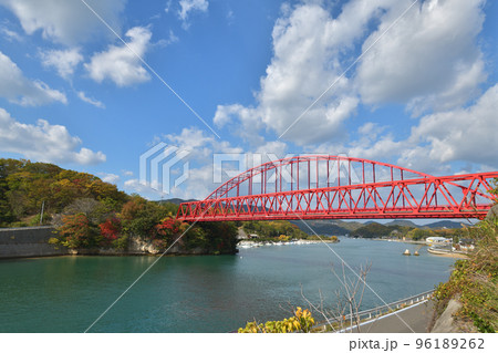 広島県尾道市　向島と岩子島に架かる赤い向島大橋 96189262