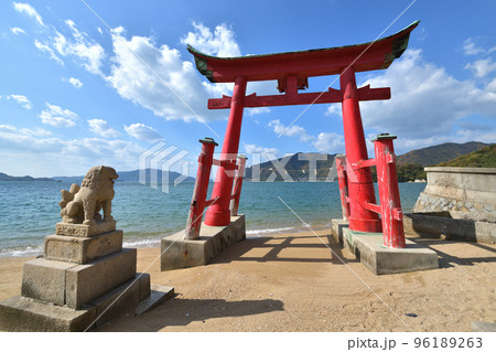 広島県尾道市　岩子島厳島神社　海辺に立つ大鳥居 96189263