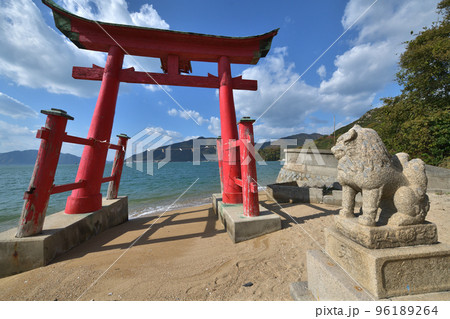 広島県尾道市 岩子島厳島神社 海辺に立つ大鳥居 広島県尾道市 岩子島厳島神社 海辺に立つ大鳥居 96189264