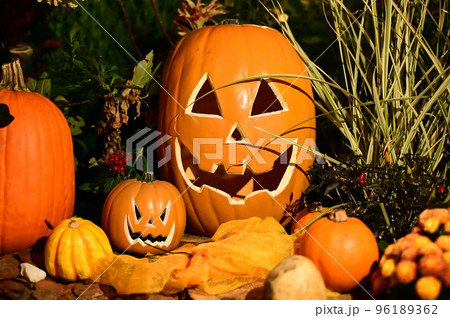 ハロウインの怖いかぼちゃのお面 96189362