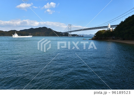 広島県尾道市因島　大浜埼灯台と因島大橋 96189523