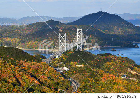 広島県尾道市因島　白滝山からの風景　因島大橋と紅葉の山並み　 96189528