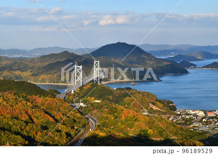 広島県尾道市因島 白滝山からの風景 因島大橋と紅葉の山並み 広島県尾道市因島 白滝山からの風景 因島大橋と紅葉の山並み 96189529