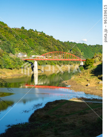 奈良県奈良市の名張川(月ヶ瀬湖)にかかる月ヶ瀬橋 奈良県奈良市の名張川(月ヶ瀬湖)にかかる月ヶ瀬橋 96189615