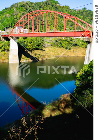 奈良県奈良市の名張川(月ヶ瀬湖)にかかる月ヶ瀬橋 奈良県奈良市の名張川(月ヶ瀬湖)にかかる月ヶ瀬橋 96189629