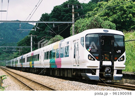 中央本線をゆくE257系の特急かいじ号 96190098