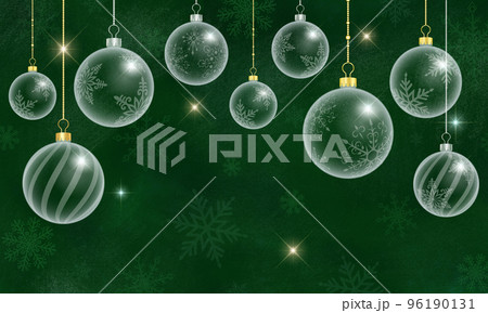 緑の背景と、透き通ったクリスマスオーナメント 緑の背景と、透き通ったクリスマスオーナメント 96190131