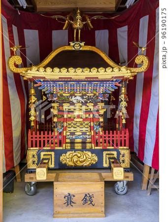 神輿殿に納められた御神輿 96190175