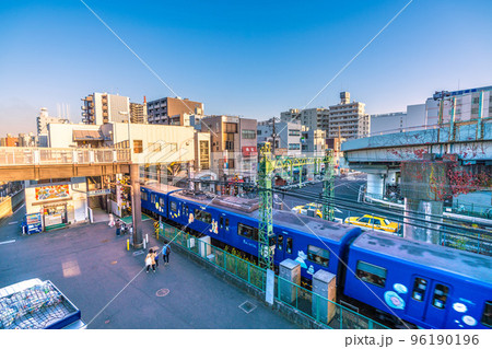 日本の横浜都市景観 夕日を浴びる京急新子安駅や京浜急行のラッピング列車などを望む 日本の横浜都市景観 夕日を浴びる京急新子安駅や京浜急行のラッピング列車などを望む 96190196