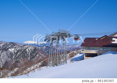 冬の群馬県みなかみ町の谷川岳ロープウェイ天神平駅と東側(至仏山,赤沢山など)を見る 96190365