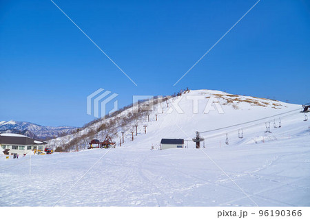 冬の谷川岳ロープウェイ天神平駅付近から天神平スキー場、高倉山を見る 96190366