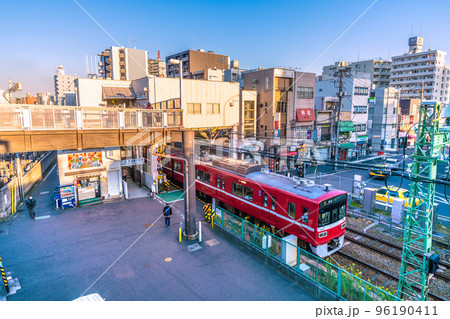 日本の横浜都市景観 夕日を浴びる京急新子安駅や京浜急行などを望む 日本の横浜都市景観 夕日を浴びる京急新子安駅や京浜急行などを望む 96190411