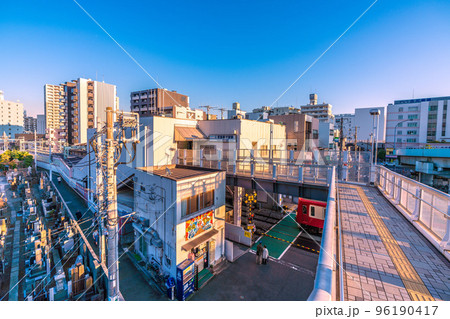 日本の横浜都市景観 夕日を浴びる京急新子安駅や京浜急行などを望む 日本の横浜都市景観 夕日を浴びる京急新子安駅や京浜急行などを望む 96190417
