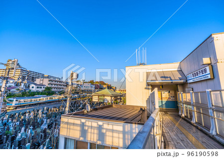 日本の横浜都市景観 夕日を浴びる京急新子安駅などを望む 日本の横浜都市景観 夕日を浴びる京急新子安駅などを望む 96190598