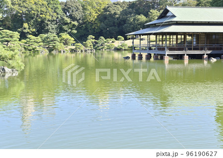 清澄庭園の大泉水に浮かぶ「涼亭」(東京都江東区) 清澄庭園の大泉水に浮かぶ「涼亭」(東京都江東区) 96190627