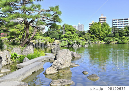 清澄庭園(東京都江東区)の磯渡り《飛石の回廊・西側》 清澄庭園(東京都江東区)の磯渡り《飛石の回廊・西側》 96190635