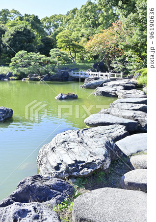 清澄庭園（東京都江東区）の大磯渡り《飛石の回廊》 96190636