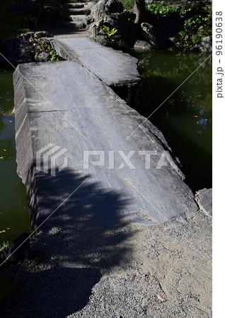 清澄庭園(東京都江東区)の長瀞峡西側に架かる石橋 清澄庭園(東京都江東区)の長瀞峡西側に架かる石橋 96190638