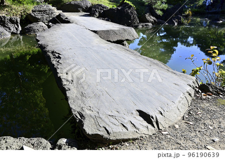 清澄庭園（東京都江東区）の長瀞峡西側に架かる石橋 96190639