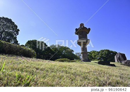 清澄庭園(東京都江東区)の築山に建つ石燈籠 清澄庭園(東京都江東区)の築山に建つ石燈籠 96190642