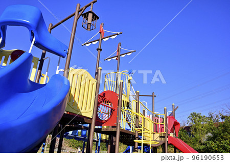 児童公園の遊具 96190653