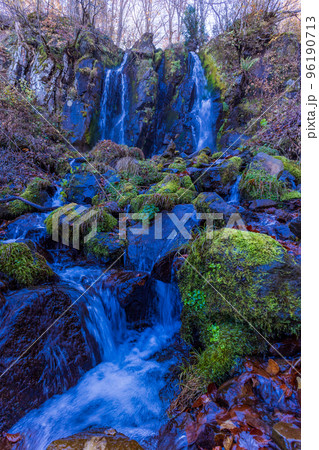 （山形県）山形蔵王　晩秋の不動滝 96190713
