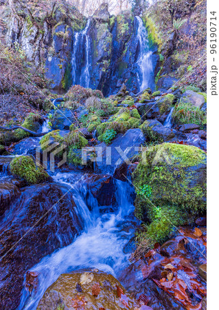 (山形県)山形蔵王 晩秋の不動滝 (山形県)山形蔵王 晩秋の不動滝 96190714
