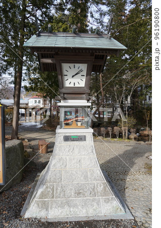 諏訪大社（下社）には本殿がありません。代わりに春宮ではスギの古木を、ご神木としています。 96190800