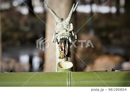 諏訪大社（下社）には本殿がありません。代わりに春宮ではスギの古木を、ご神木としています。 96190804