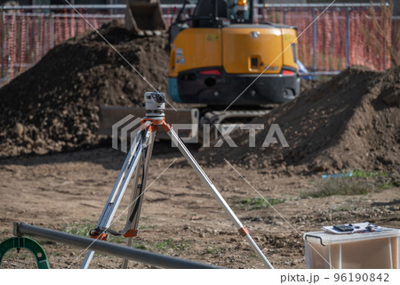 土木工事の重機と測量機 96190842